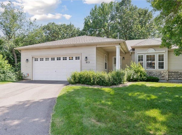 913 Carriage Lane, Chaska, MN 55318