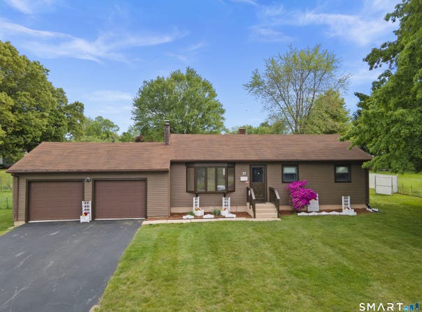 27 McIntosh Avenue, Montville, CT 06382