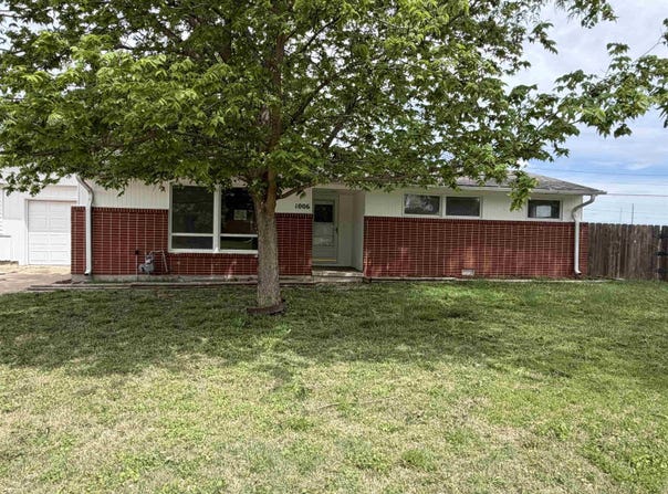 1006 Rainbow Dr, Salina, KS 67401