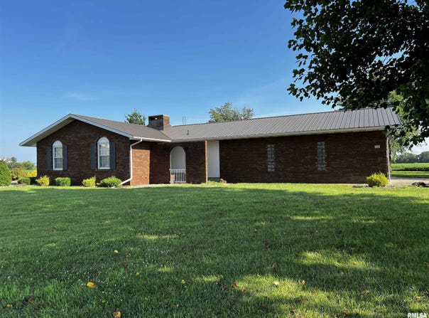 210 W 5TH Street, St Peter, IL 62880