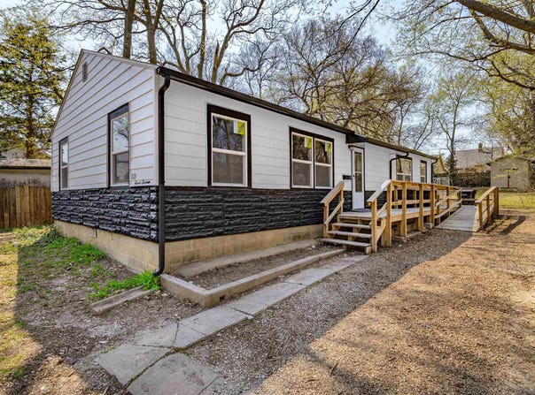 1113 N School St, Augusta, KS 67010-1558