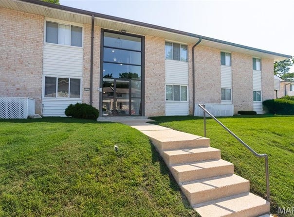 10117 Sakura Drive, St Louis, MO 63128