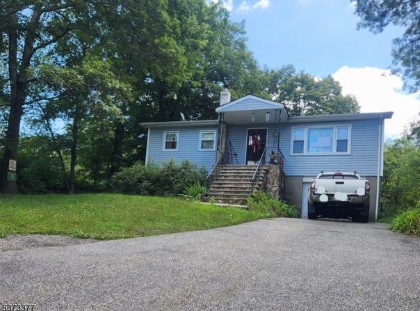 28 Lakeside Dr NW, Vernon Twp., NJ 07461-4381