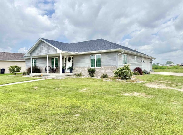 1302 CLAIRMONT CIR, Sergeant Bluff, IA 51054