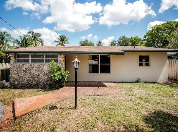 871 SW 10th St, Pompano Beach, FL 33060