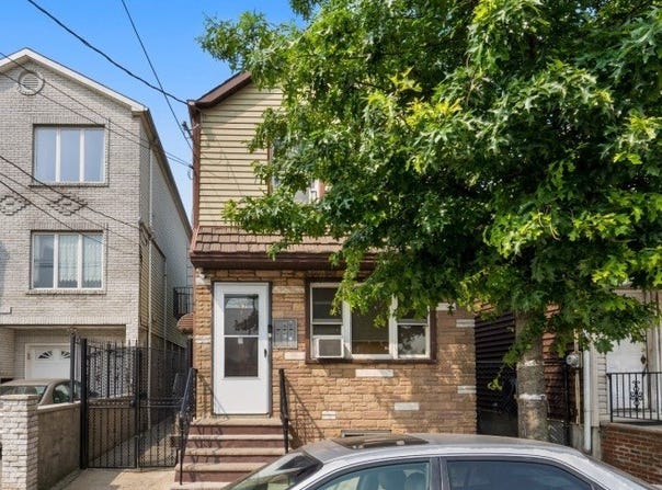 97 Saint Charles St, Newark City, NJ 07105-5034