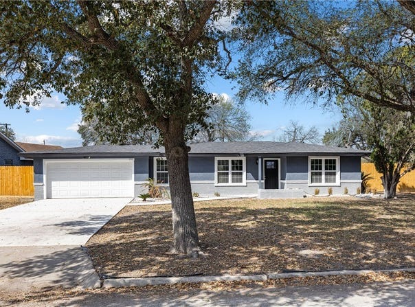 615 E Ligustrum Boulevard, Robstown, TX 78380