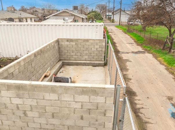 208 E 4th Street, Hanford, CA 93230
