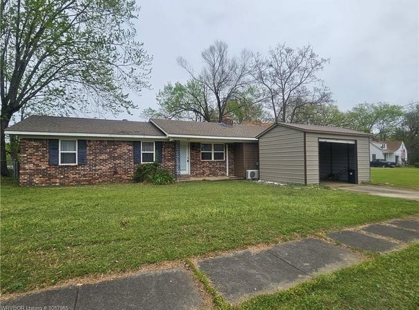 611 Academy ST, Paris, AR 72855