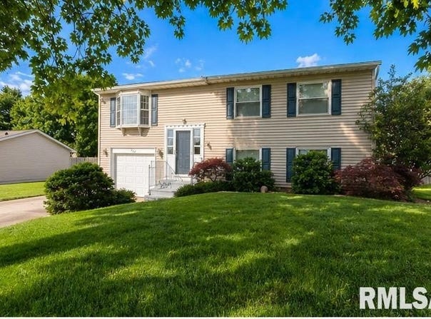 252 BRIARGATE Road, Washington, IL 61571