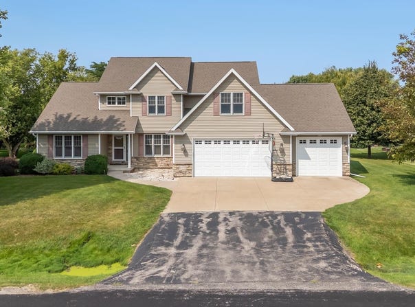 4450 RAVINE Way, OSHKOSH, WI 54904