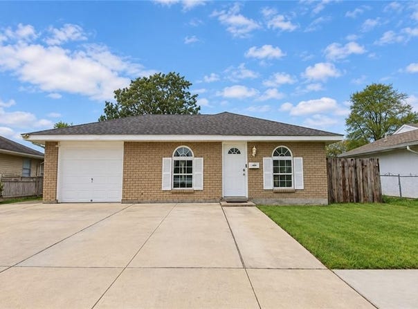 748 OAKWOOD Drive, Gretna, LA 70056