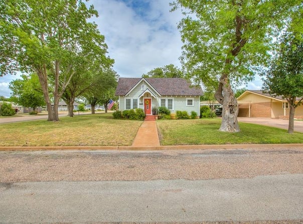 308 N 5th St, Ballinger, TX 76821