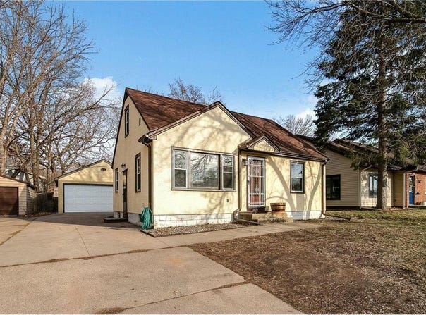 2074 McKnight Road N, North Saint Paul, MN 55109