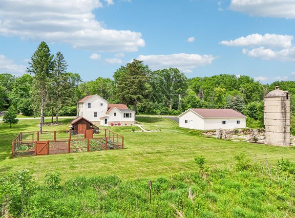 N64w20755 Mill Rd, Menomonee Falls, WI 53051