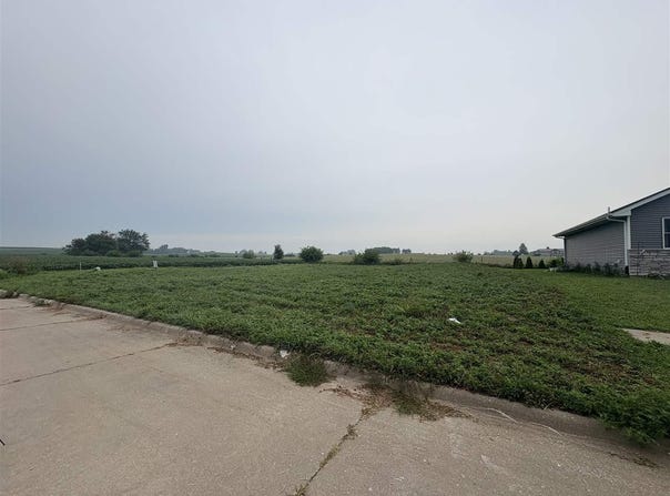 201 E 17th St, IA 52776