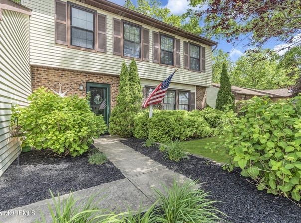 13 Laurel Crest Drive, Howell, NJ 07731