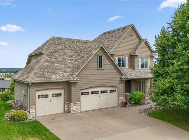 3020 Carey Heights Drive, Maplewood, MN 55109