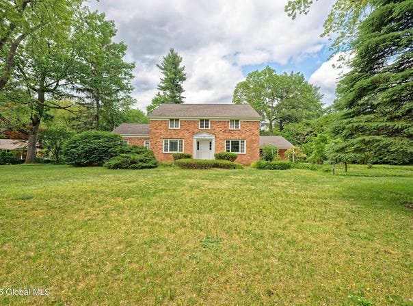 805 Karenwald Lane, Schenectady, NY 12309