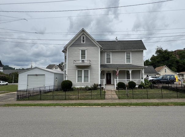 7 College St, Glenville, WV 26351