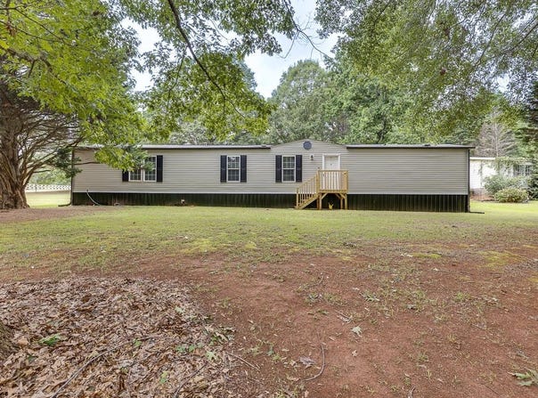 561 Waspnest Road, Wellford, SC 29385