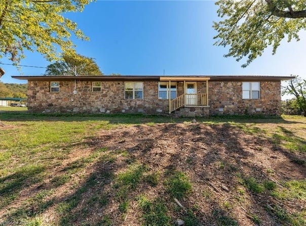 724 Sycamore ST, Mountainburg, AR 72946