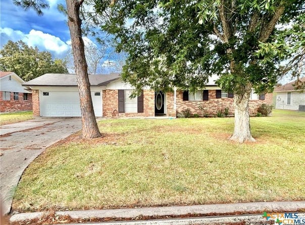 615 Jackson Street, Edna, TX 77957
