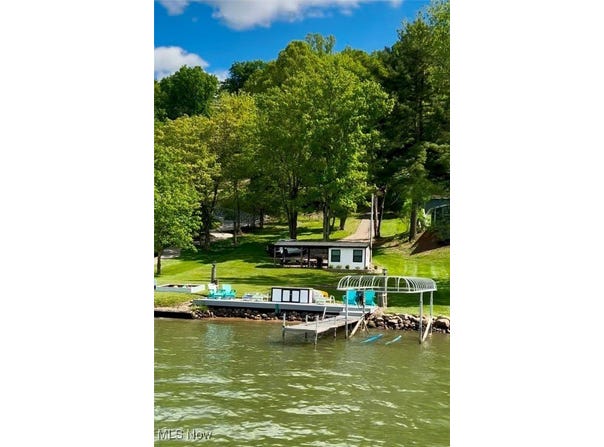 450 W Mohawk Drive, Malvern, OH 44644