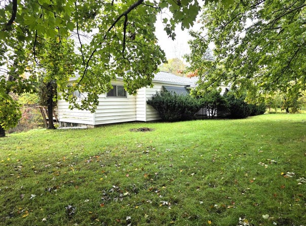 916 Lincoln Lake Avenue SE, Lowell, MI 49331