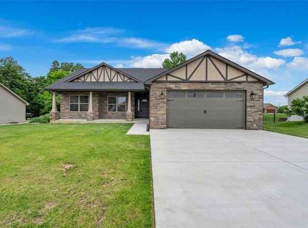 419 Bluff Meadows Drive, Valmeyer, IL 62295