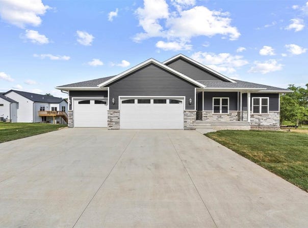 2416 Kestrel Dr SE, IA 52403