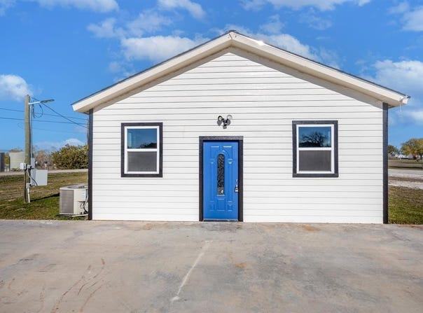 147 Western Lake Drive, Weatherford, TX 76087