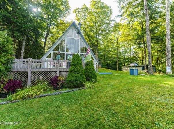 17 Oak Circle, Hadley, NY 12835