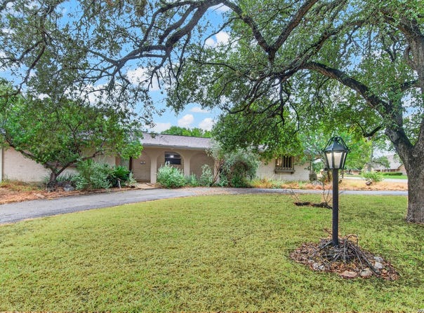 1 Buena Vista Circle, Uvalde, TX 78801