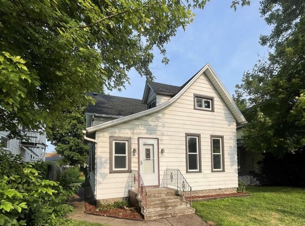 704 N 3RD Street, Clinton, IA 52732