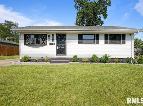 3307 CLOVER HILLS Drive, Bettendorf, IA 52722