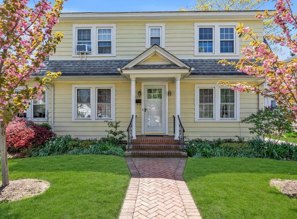 204 Hewlett Avenue, Merrick, NY 11566