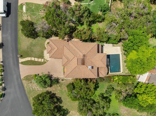 27 Autumn Oaks DR, The Hills, TX 78738