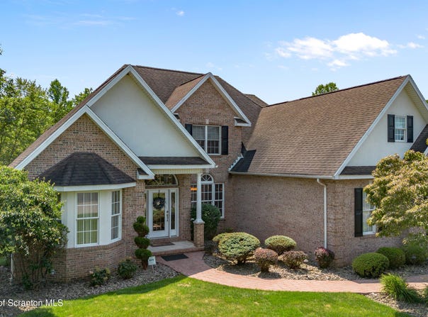 324 Glenmaura Drive, Moosic, PA 18507