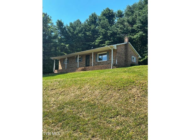 282 Rolling Hills Dr Drive, Marion, VA 24354
