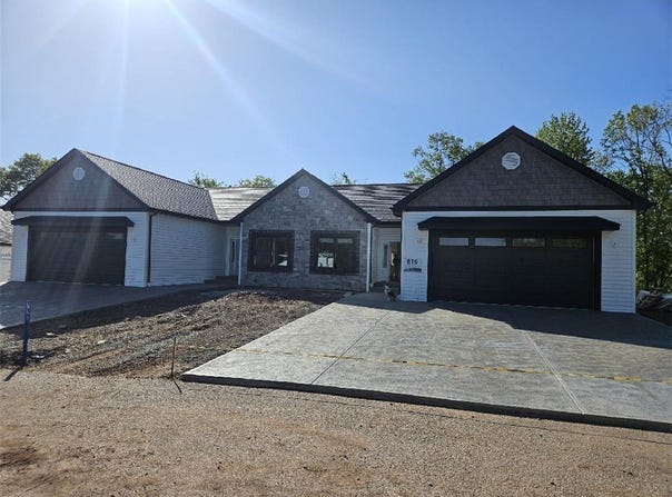 804 S 10th St, Youngwood, PA 15697