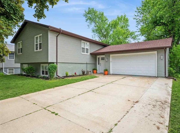 6032 NE Oakwood Ave, CedarRapids, IA 52402