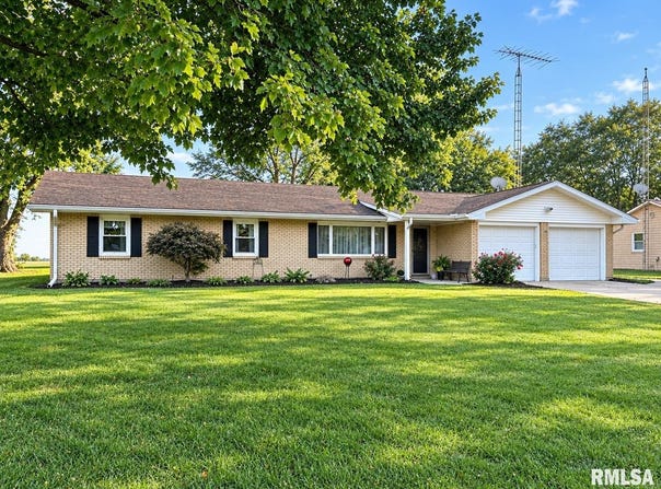 207 SPRING BAY Drive, Jacksonville, IL 62650-9586