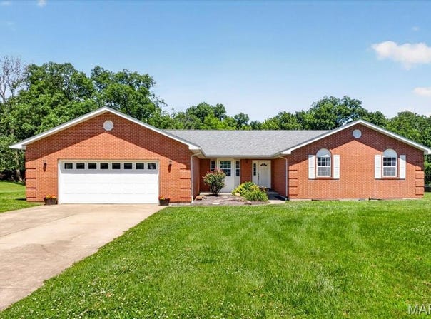813 E Haven Drive, Waterloo, IL 62298