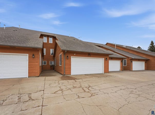 1639 Cactus Dr, Sioux Falls, SD 57110