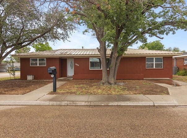 909 S Ike Ave, Monahans, TX 79756