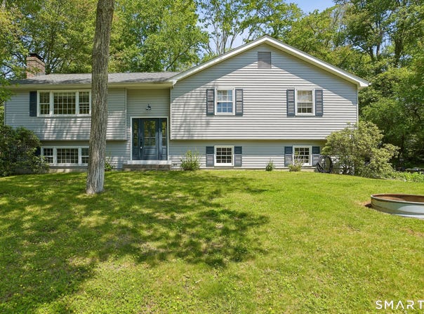 29 Ravenwood Road, North Stonington, CT 06359