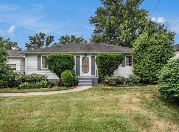 2736 Cascade Road SE, Grand Rapids, MI 49506