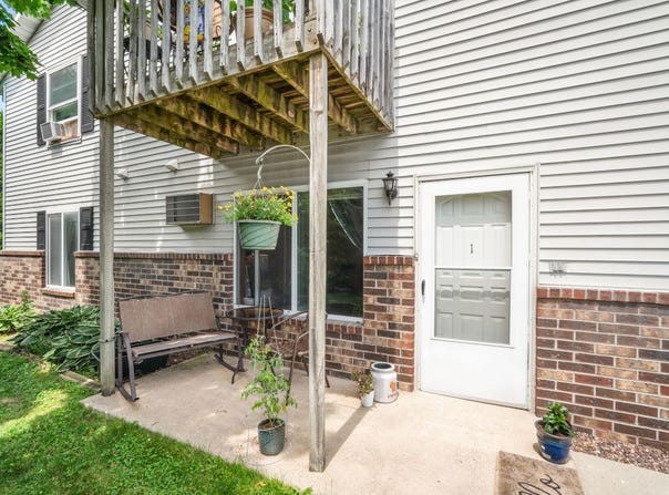160 S Maple Ave, Slinger, WI 53086