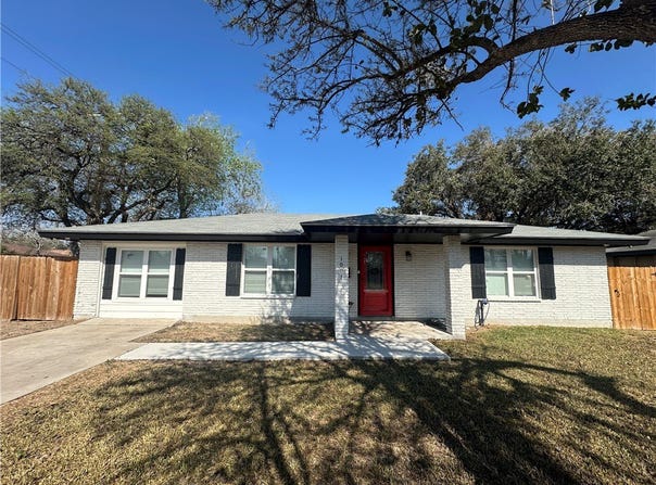 1001 E Hefferman Street, Beeville, TX 78102